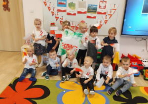 Dzieci prezentują wykonane flagi i kontur Polski